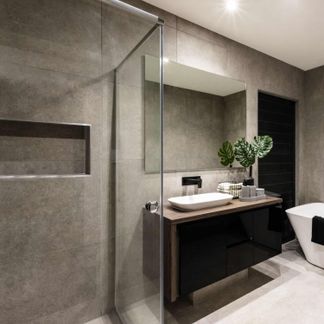 Moderne baderom med dusj, vask og badekar