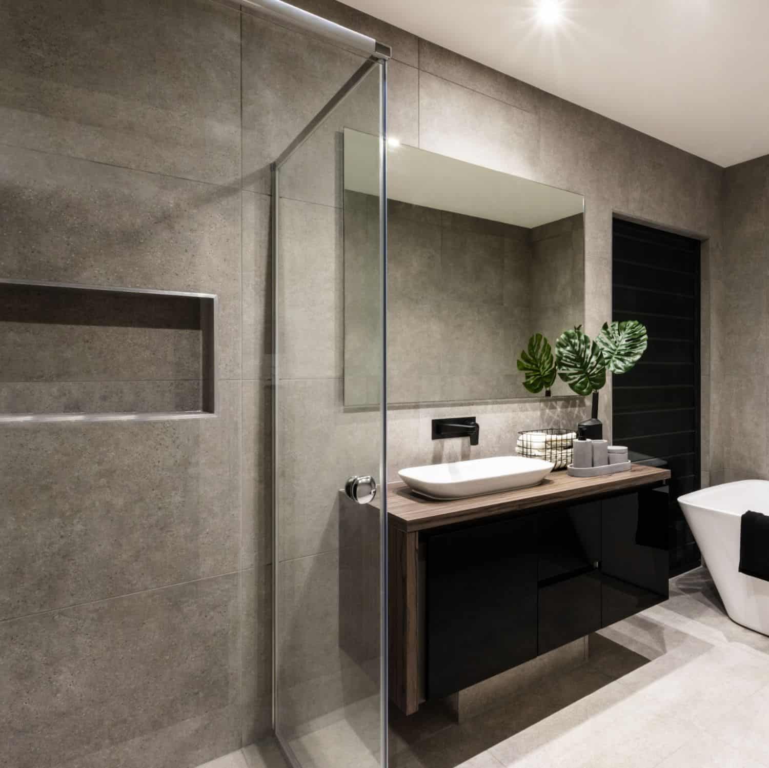 Moderne baderom med dusj, vask og badekar